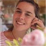 Doy clase de canto para principiantes. Soy cantora y compositora y también toco guitarra y piano