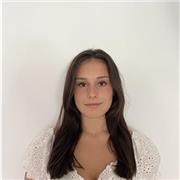 Profesora de inglés imparte clase a niños de todas las edades