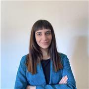 Laureata in Giurispudenza con delibera di compiuta pratica. Insegnante di diritto