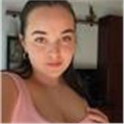 Alumna de bachillerato humanístico ofrece refuerzo a niños de primaria.