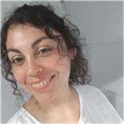 Profesora de matemáticas imparte clases en línea a estudiantes de diferentes niveles académicos