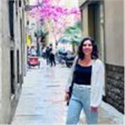 Soy profesora de literatura de jóvenes y niños, apasionada por la historia de la lengua castellana y su riqueza. 

