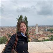 Studentessa di medicina impartisce lezioni di recupero per scuole medie