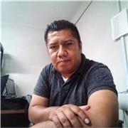 Profesor de cómputo imparte clases Para niños, adolecentes
