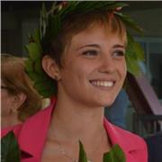 Laureata in lettere classiche, impartisce lezioni di latino, greco o italiano a stranieri