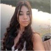 Studentessa universitaria impartisce lezioni di materie umanistiche ad allievi di scuola secondaria di primo e secondo grado