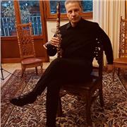 Laureato in Discipline Musicali, impartisce lezioni individuali di teoria musicale, teoria dell’armonia, solfeggio, storia della musica e clarinetto