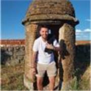 Chico joven, nativo de francés apto para todas las edades.