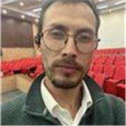 Colombiano, Maestro en arte danzario, especialista en ritmos latinos y danzas folclóricas sudamericanas. 16 años enseñando danza