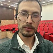 Colombiano, Maestro en arte danzario, especialista en ritmos latinos y danzas folclóricas sudamericanas. 16 años enseñando danza