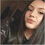 Monitora dispuesta a ayudar a los niños con sus deberes