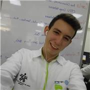 Profesor de informática imparte clase a niños y adultos mayores