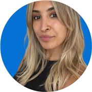 Deutsch-Tutorin, die Kinder aller Altersgruppen beim Schreiben unterstützt