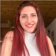 Me considero una persona organizada, creativa, recursiva y muy paciente. Dispuesta a enseñar de todas las formas posibles en las que al alumno más se le facilite