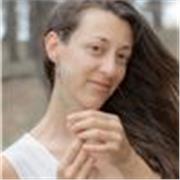 Profesora de inglés que imparte clases en línea a adolescente y adultos