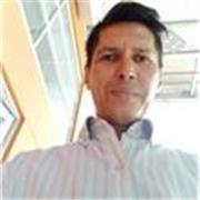 El profesor de español imparte clases a todos los niños