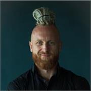 Reisender, der mit dir englische Unterhaltungen übt und meistert. 