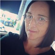 Insegnante di scuola elementare impartisce lezioni private a bambini di scuola primaria