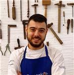 Cocinero joven con dilatada experiencia para clases de cocina online. recetas, trucos y consejos para sacarle todo el partido a cualquier ingrediente