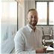 Profesor con titulación docente, profesional del mundo financiero, trabajo en banca.