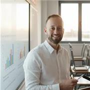 Profesor con titulación docente, profesional del mundo financiero, trabajo en banca.