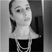 Mi chiamo Giulia, ho 19 anni, sono una ragazza solare, curiosa, attenta, dinamica, intraprendente, seria e con un grande senso del dovere