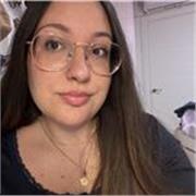 Maestra graduada en Educación Primaria y Estudios Ingleses con experiencia en clases particulares y academias.