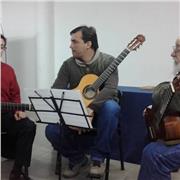 Profesor titulado en Guitarra, imparte clases en a distancia en Madrid/ Barcelona, estilos populares: rock-pop-blues, escalas, acordes, arpegios, trabajo de los contenidos con canciones propuestas para la ocasión