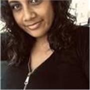 Professeur particulier donne des cours aux étudiants souhaitant se perfectionner en anglais, en français ou en histoire/géographie