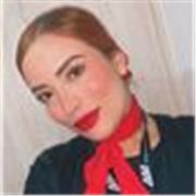 Profesora de apoyo para niños con clases virtuales