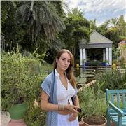 Ragazza laureata offre aiuto compiti e ripetizioni di inglese