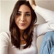 Profesora imparte clases a niños de edades 4-12