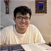 Estudiante de ingeniería de últimos ciclos da clases para estudiantes escolares