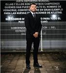 Maestro de educación deportiva y entrenador de baloncesto