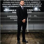 Maestro de educación deportiva y entrenador de baloncesto