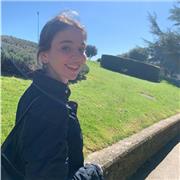 Estudiante de Medicina imparte clases a niños y niñas de Primaria, ESO y Bachillerato