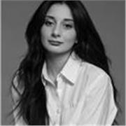 Insegnante con esperienza nei corsi OSS, offre lezioni chiare e pratiche per studenti anche multietnici a Milano e online