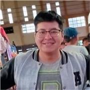 Profesor de inglés imparte clases a niños y adolescentes