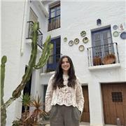 Profesora de inglés, lengua y español para extranjeros licenciada en Traducción e Interpretación.