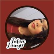 Profesora de apoyo escolar a estudiantes de primaria