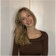 Studentessa universitaria offre ripetizioni a studenti di medie e superiori, aiuto compiti e preparazione per esami di riparazione