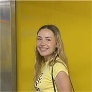 Profesora de dibujo, diseño de interiores, matemáticas o inglés. Licenciada en Arquitectura.