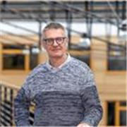 Dynamiczny i doświadczony ekspert językowy oraz wykładowca z ponad 20-letnim doświadczeniem w nauczaniu niemieckiego