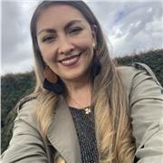 Docente universitaria, imparte clases a estudiantes, emprendedores, empresarios y empresas