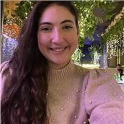 Docente di diritto ed economia impartisce lezioni a studenti delle medie e superiori