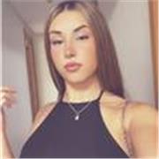 Estudiante imparte clases de matemáticas a niños