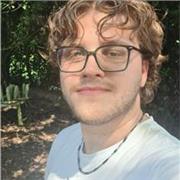 Sono uno studente di 24 anni, studio biologia al terzo anno e aiuto i ragazzi nello svolgere compiti, preparare verifiche o esami.