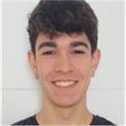 Estudiante universitario experimentado en la enseñanza