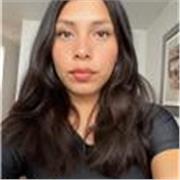 Profesora de ingles que imparte clases a niños de todas las edades
