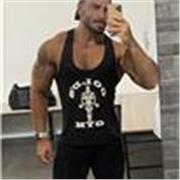 Personal trainer impartisce lezioni per tutti coloro che vogliono tenersi in forma e vivere in salute